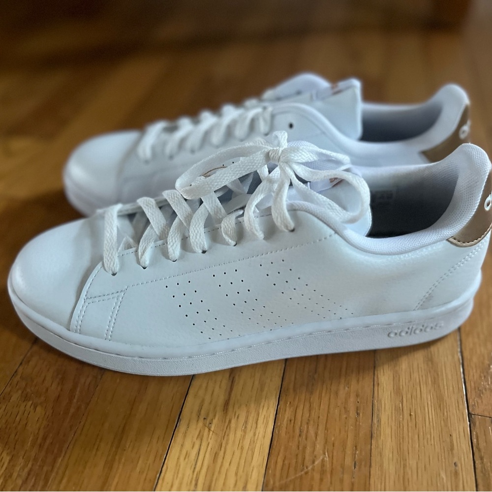 Adidas Advantage sneaker, size 10 women’s. NWT, never worn.